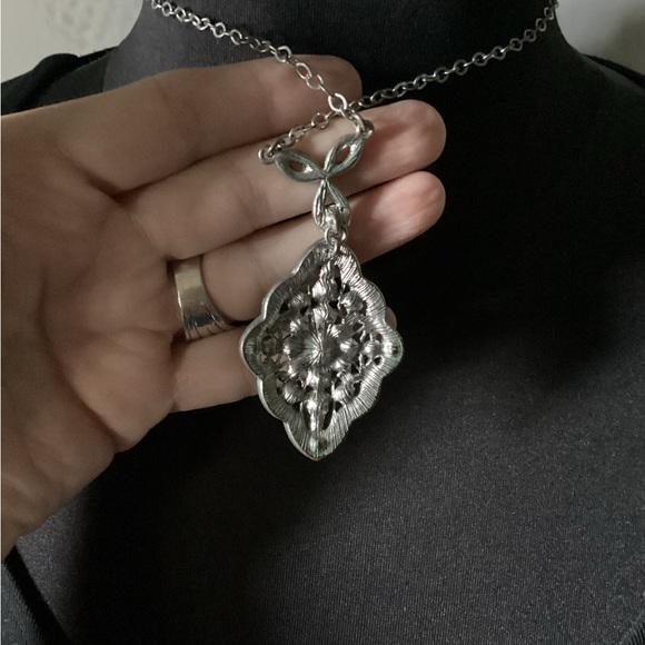 Liz Claiborne necklace - Picture 3 of 8